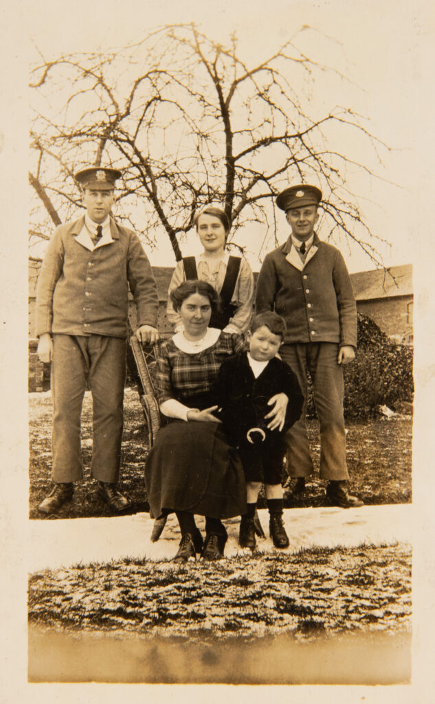 Family group with WW1 Soldiers